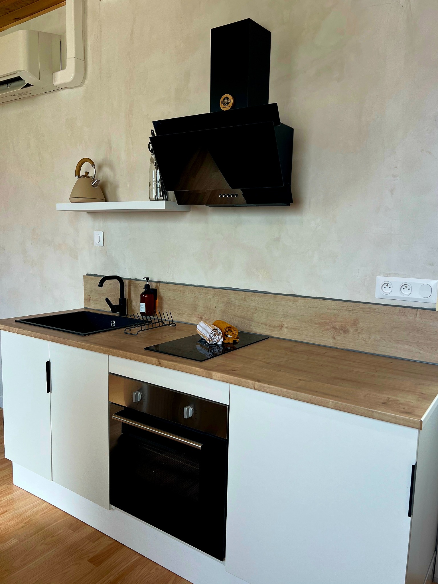 Cuisine équipée – Plaques, four, hotte