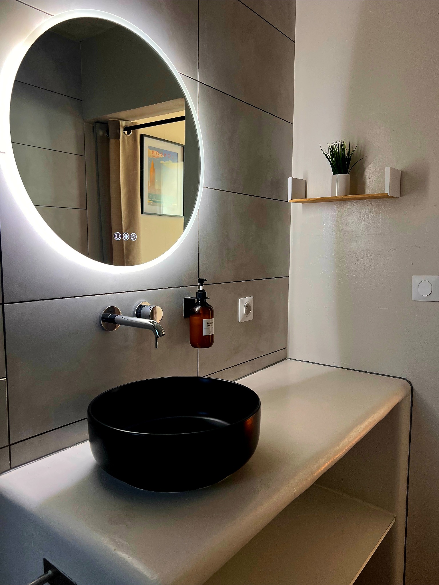 Salle d'eau – Vasque et miroir LED